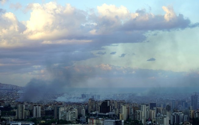 Uma coluna de fumaça sobe sobre Beirute após os bombardeios israelenses, 2 de outubro de 2024