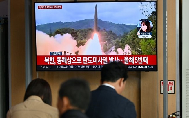 Canal de TV exibe imagens de arquivo enquanto noticia o teste de míssil norte-coreano, em estação ferroviária de Seul