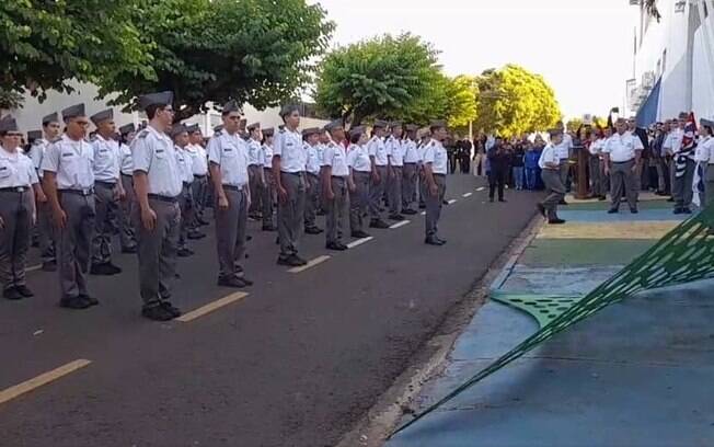Solenidade marca uso do uniforme e juramento de ingresso dos alunos no Colégio Cívico Militar Solenidade marca uso do uniforme e juramento de ingresso dos alunos no Colégio Cívico Militar