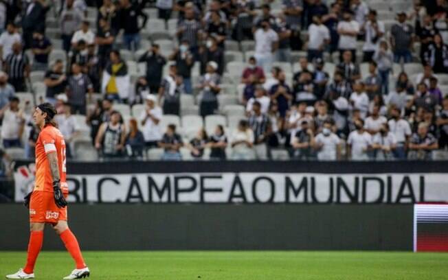 Em vitória do Corinthians, torcida provoca o Palmeiras: 'Sou campeão do mundo, você não conseguiu'