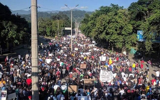 Manifestantes tomam as ruas de diversas cidades da Colômbia nesta quinta-feira