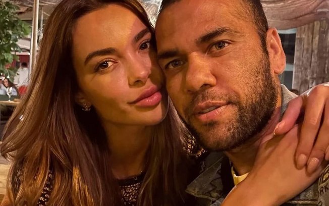 A modelo Joana Sanz, mulher de Daniel Alves, foi vista com o atleta nas ruas de Barcelona  