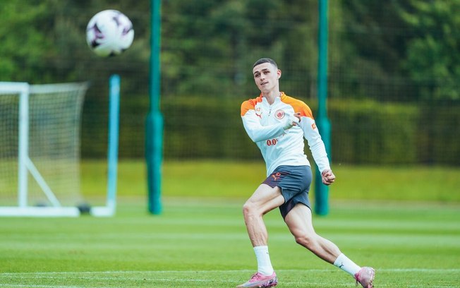 Phil Foden, um dos destaques do City na temporada,  treina cruzamentos na área