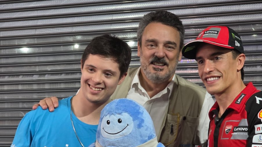 João Vitor, Joaquim Gonzalez representante do UNICEF no Brasil e o piloto Marc Márquez