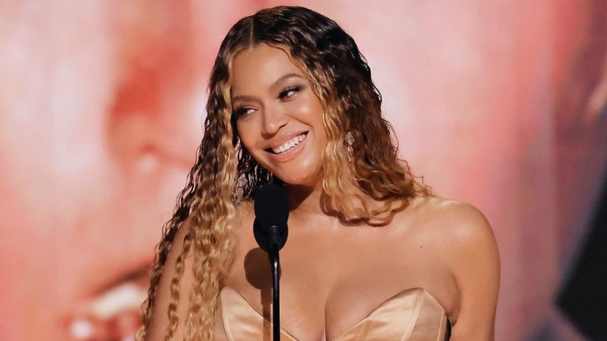 A cantora Beyoncé no discurso ao recebeu seu 32º gramofone na categoria Melhor Álbum de Dance/Eletrônica pelo disco 