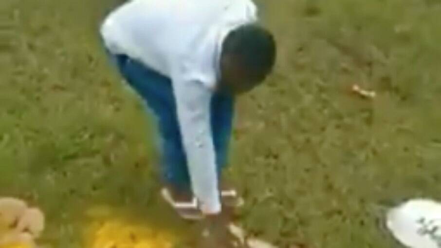 O pastor se filmou destruindo oferenda do Candomblé 