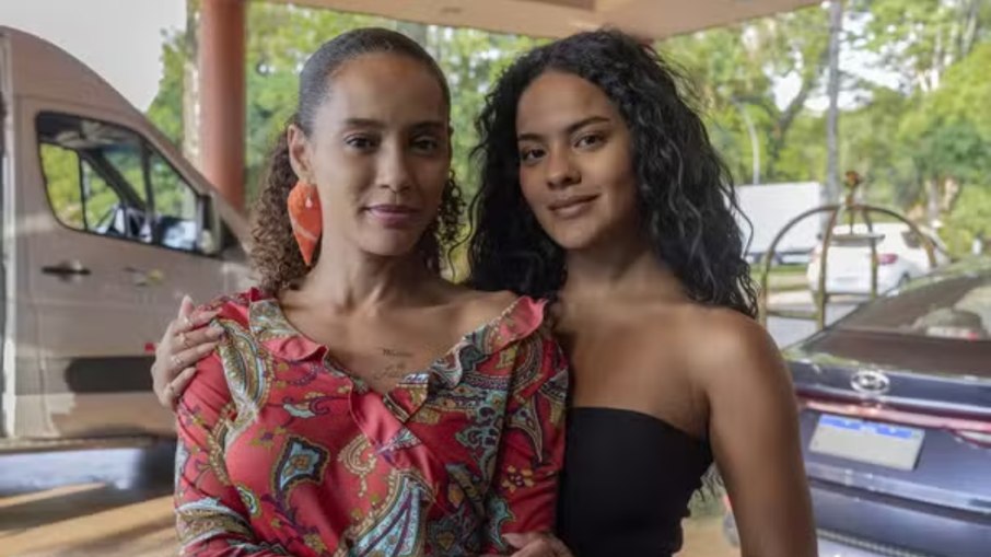 Tais Araujo e Bella Campos como Raquel e Maria de Fátima em 