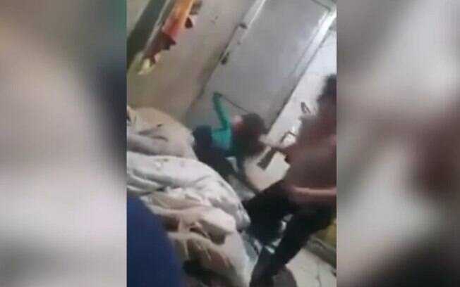 Depois de bater na filha de apenas três anos por causa de um tablet, a mulher foi afastada de seus três filhos