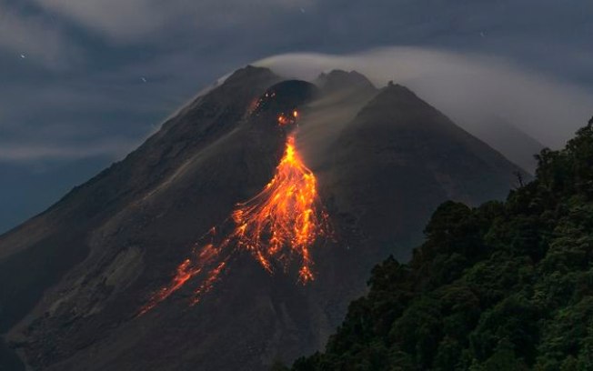 Erupção de vulcão na Indonésia provoca a morte de 11 pessoas