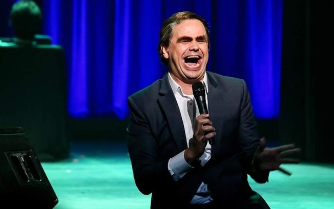 Aragon promove noite de stand-up com humorista Carioca