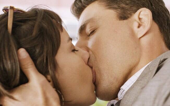Um Lugar ao Sol – Christian topa tapão na cara de Lara após beijá-la: “Você está louco?”