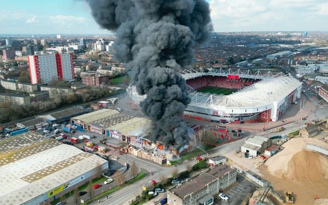 Incêndio ao lado do estádio do Southampton causa adiamento de jogo da Championship