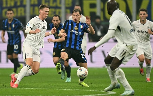 Nicolo Barella (C) encara a marcação de Scott Mc Tominay no empate entre Inter de Milão e Napoli em 1 a 1 neste domingo, pelo Campeonato Italiano