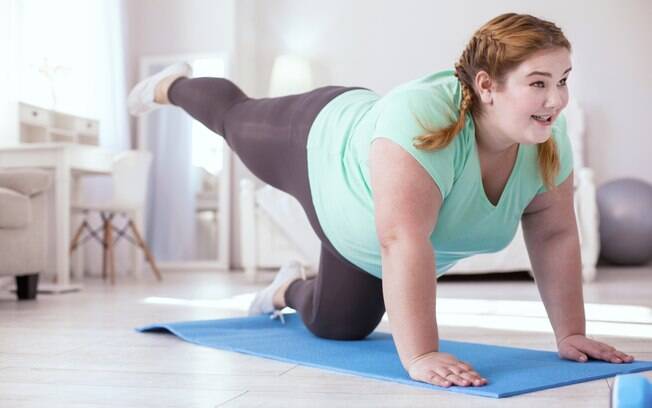 Muitos programas de exercícios em casa utilizam apenas peso do corpo, mas até mesmo rodo e panela podem ser usados