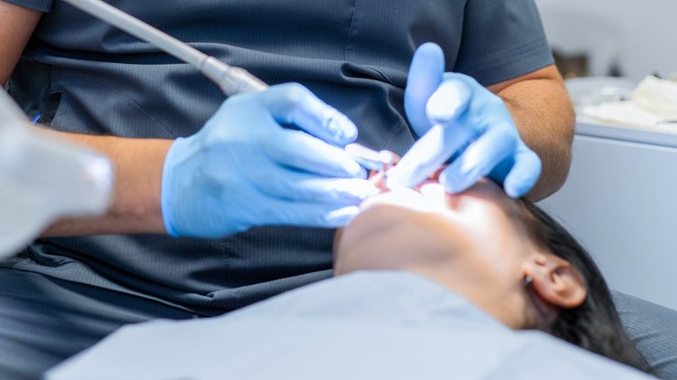 Norma que permite dentista fazer harmonização facial é vetada