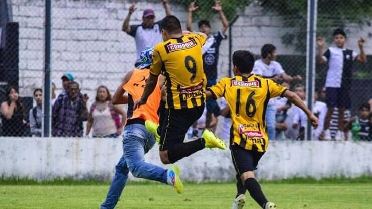 Dois Jogadores De Futebol Correndo E Dando Pontapés. Jogadores De