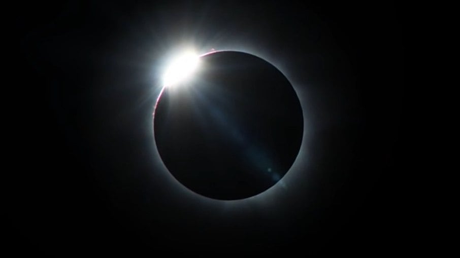 Imagem de eclipse solar total atravessando território dos Estados Unidos em 2017
