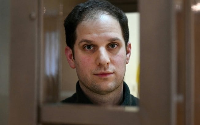 O jornalista americano Evan Gershkovich, detido na Rússia sob acusação de espionagem, antes de uma audiência em um tribunal de Moscou, em 20 de fevereiro de 2024