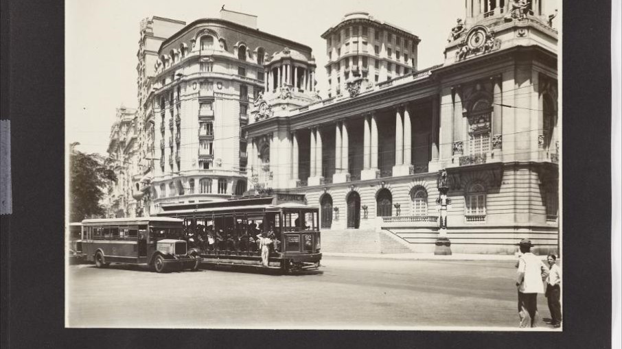 Bonde e ônibus em frente ao Palácio Pedro Ernesto Bonde e ônibus em frente ao Palácio Pedro Ernesto