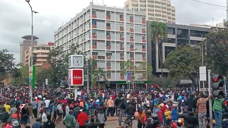 Confronto entre manifestantes e policiais deixou ao menos 10 mortos