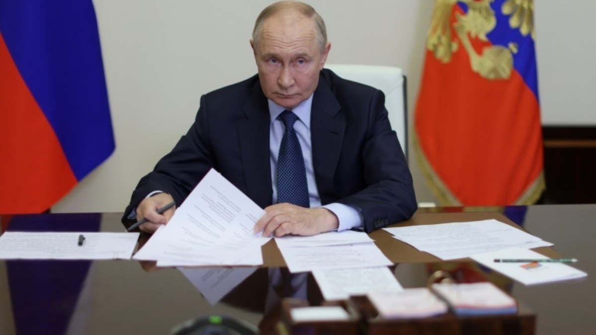 Presidente Vladimir Putin lidera uma reunião sobre a situação nas regiões russas de Belgorod, Kursk e Bryansk após a invasão das tropas ucranianas, em 22 de agosto de 2024, em sua residência em Novo-Ogaryovo, nos arredores de Moscou