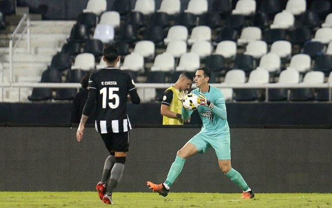 Após revés, Gatito lamenta fase do Botafogo na temporada e ressalta: 'Estamos em dívida com a torcida'