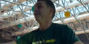 Flávio Bolsonaro dança para apoiadores em visita ao Nordeste