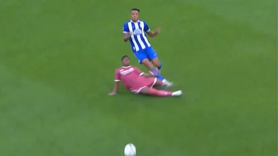 Carrinho de Endrick em Bright Ede, do Deportivo A Coruña Carrinho de Endrick em Bright Ede, do Deportivo A Coruña