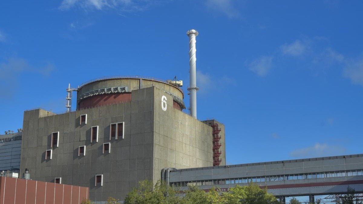 A usina nuclear de Zaporizhzhia fica a 150 km da usina hidrelétrica de Nova Kakhovka, que sofreu a explosão.