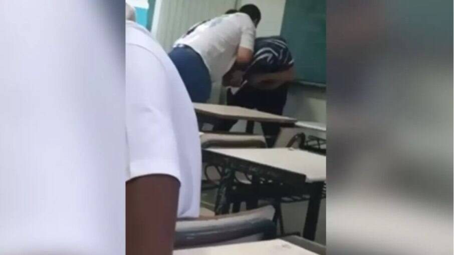 Professor foi agredido por pai de aluno dentro da sala de aula.