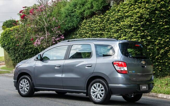 Além da nova cor Cinza Steel, a minivan da GM passa a ter nova disposição de logos na traseira, seguindo padrão global