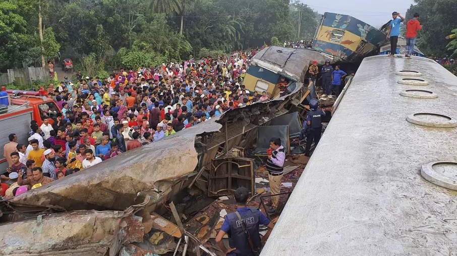 Um trem de carga atingiu um trem com passageiros em Bhairab, distrito de Kishoreganj