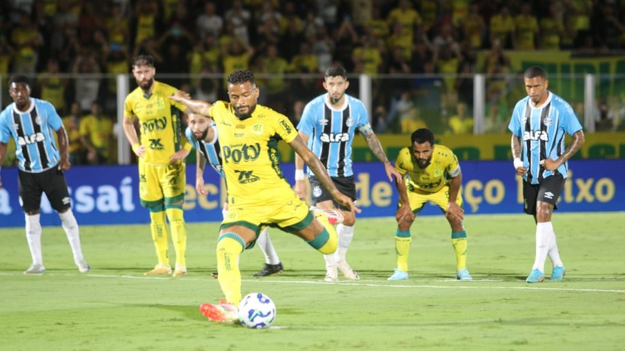 Reinaldo marca de pênalti contra o Grêmio Reinaldo marca de pênalti contra o Grêmio
