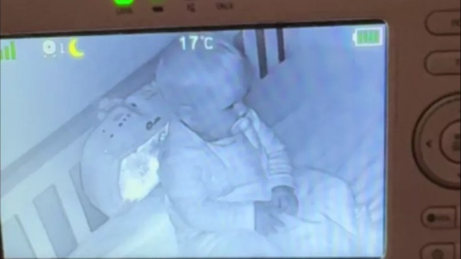 Uma mãe caiu na gargalhada ao ver o que apareceu na babá eletrônica apenas 10 minutos depois de ter colocado sua filha para dormir. Uma mãe caiu na gargalhada ao ver o que apareceu na babá eletrônica apenas 10 minutos depois de ter colocado sua filha para dormir.