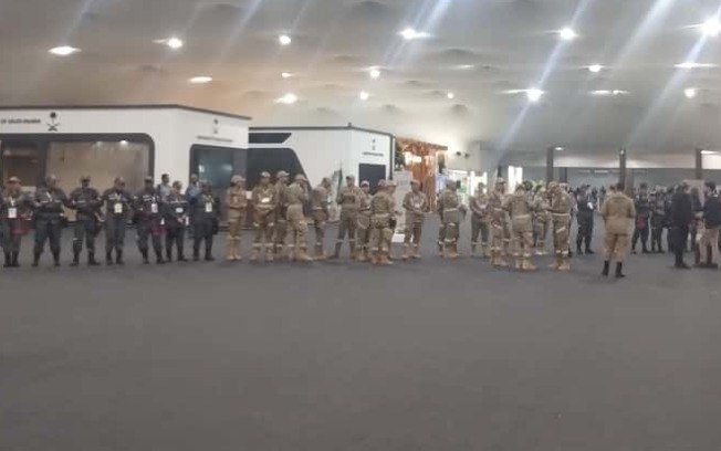 Seguranças formaram barreira para tentar evitar entrada dos manifestantes Seguranças formaram barreira para tentar evitar entrada dos manifestantes