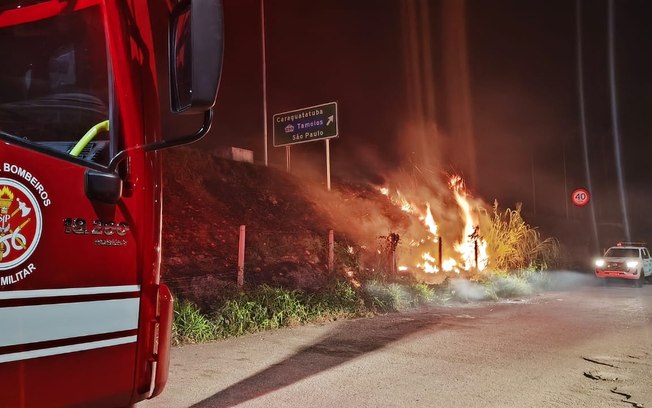 Bombeiros combatem incêndio na Rodovia dos Tamoios Bombeiros combatem incêndio na Rodovia dos Tamoios