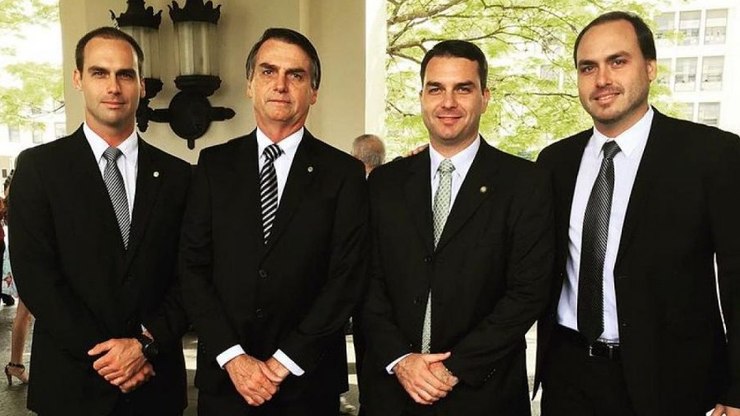 Moraes autoriza Bolsonaro a receber visita de família
