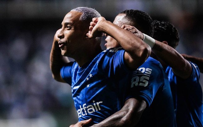 Matheus Pereira celebra o gol que marcou para o Cruzeiro no duelo diante do La Calera