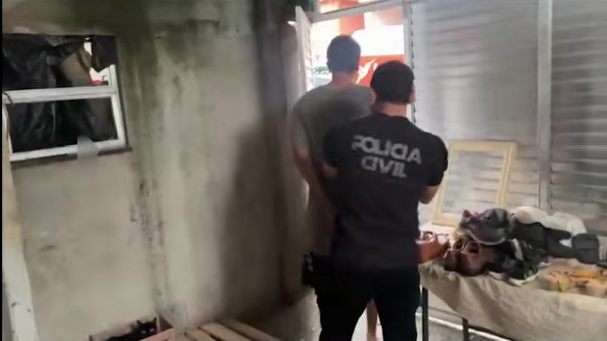 Suspeito foi encontrado dentro da própria casa Suspeito foi encontrado dentro da própria casa