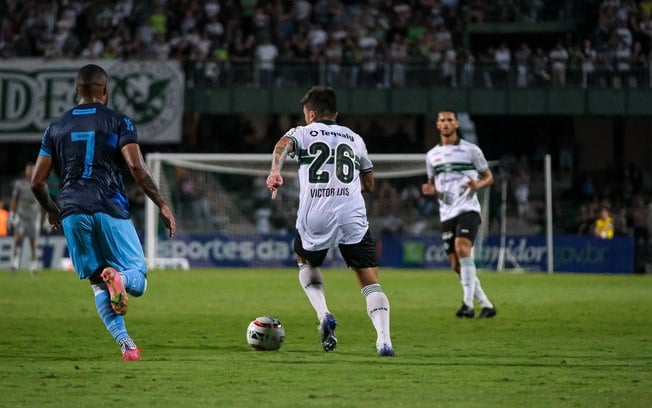 Coritiba bate Londrina e retoma caminho das vitórias no Estadual