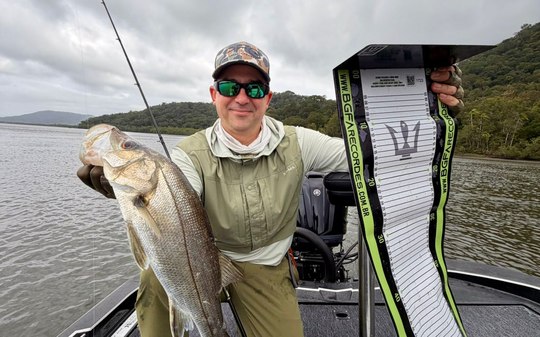 Pescador bate recorde com robalo-peva de 46
centímetros