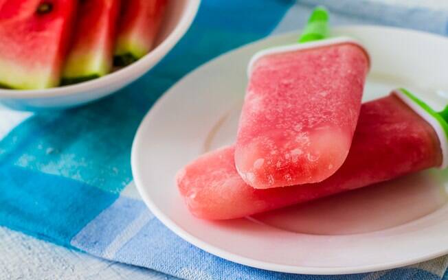 Que tal um picolé de melancia para refrescar nos dias mais quentes?