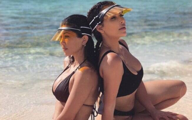 Kim Kardashian e Kourtney posam de biquíni na praia