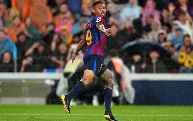 Gabriel Jesus em ação com a camisa do Barcelona na temporada Gabriel Jesus em ação com a camisa do Barcelona na temporada