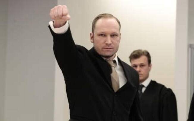 Em nova audiência, Anders Breivik saudou a corte com a elevação de seu braço direito em gesto tradicionalmente nazista 