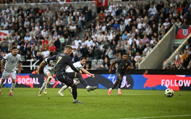 Momento do gol de pênalti marcado por Cole Palmer - Foto: Paul Ellis/AFP via Getty Images