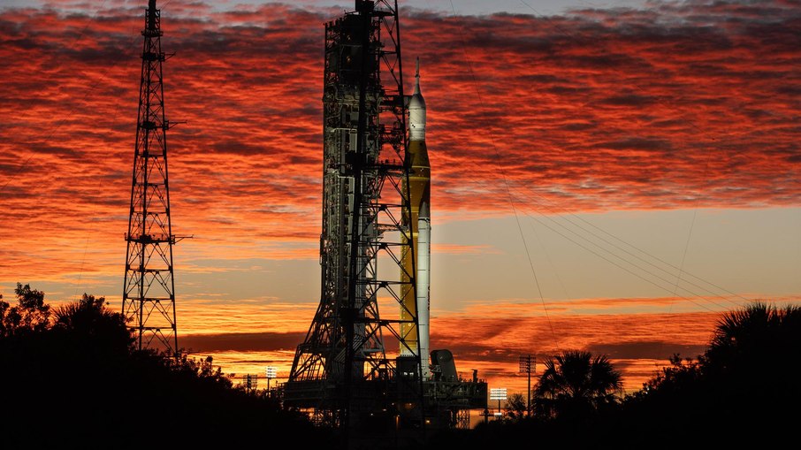 Foguete SLS e cápsula Orion para lançamento na operação Artemis II Foguete SLS e cápsula Orion para lançamento na operação Artemis II