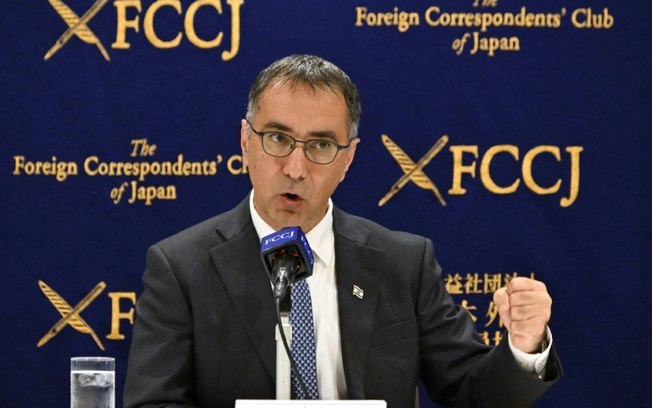 Esta foto de arquivo mostra o embaixador de Israel no Japão, Gilad Cohen, durante uma coletiva de imprensa em Tóquio em 13 de outubro de 2023