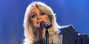 Quem é Bonnie Tyler, cantora colocada em coma induzido
