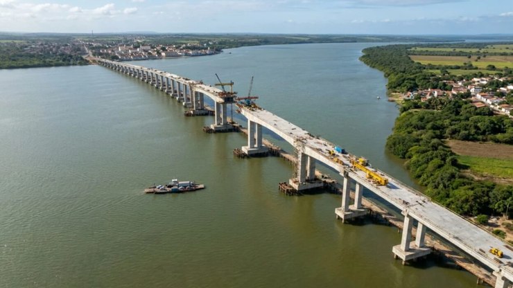 Ponte%20sob%20o%20maior%20rio%20do%20Brasil%20vai%20substituir%20travessia%20de%20balsa